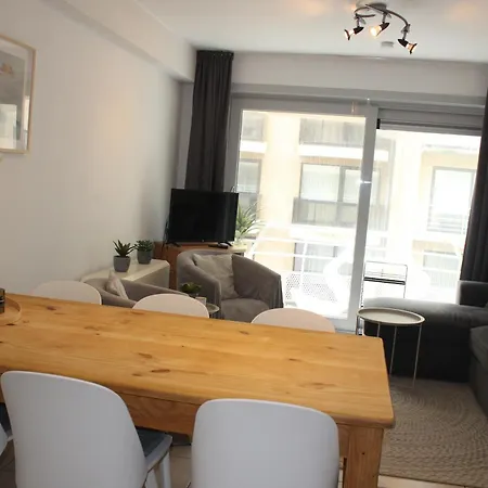 Cozy 2 Bedroom With Swimming Pool T53 דירה